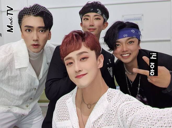 Wonhyo Kim Lee Sang-hoon, who made his debut as a dog singer (Gagman + Singer) Davidcher, met senior group The Professional and the MadmanMonster.Wonhyo Kim wrote on his Instagram account on June 11, Today is #big hit #Darritzer # sound source #hot cool sexy.And tonight at 12:30 with You Hee-yeols Sketchbook Walckle The Professor and the MadmanMonster.We posted two photos with the article The application effect, the mammons are originally shining in themselves.In the public photo, Wonhyo Kim Lee Sang-hoon is taking a self-portrait with Wallstone The Professional and the Madman Monster in a friendly pose.Somehow, the upgraded Beautiful looks catch the eye, and the idol-faced colorful styling and gaze-raising visuals have made the netizens laugh.Meanwhile, Wonhyo Kim Lee Sang-hoon recently formed a duet Davider; today (11th) released his debut song Hot Cool Sexy (HOT COOL SEXY).It is a group produced by Hyung Joon Lee and Dae Jun Lee. It will debut on KBS 2TV You Hee-yeols Sketchbook on the 12th.