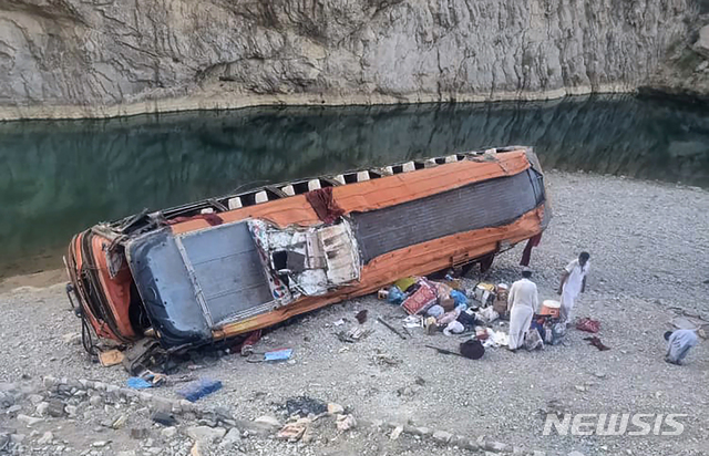 [쿠즈다르=AP/뉴시스] 11일 파키스탄 남서부에서 과속 버스가 계곡에 추락해 20명이 죽고 50명 다친 현장서 현지인들이 승객들의 짐을 한곳에 모으고 있다