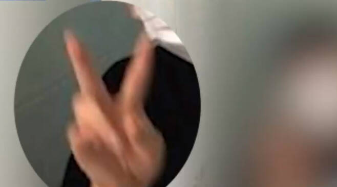학교폭력 가해자들이 피해 학생의 모습을 찍은 사진. "손가락으로 브이(V)를 하지 않으면 문을 닫지 않겠다"라고 협박했다. MBC 영상 캡처