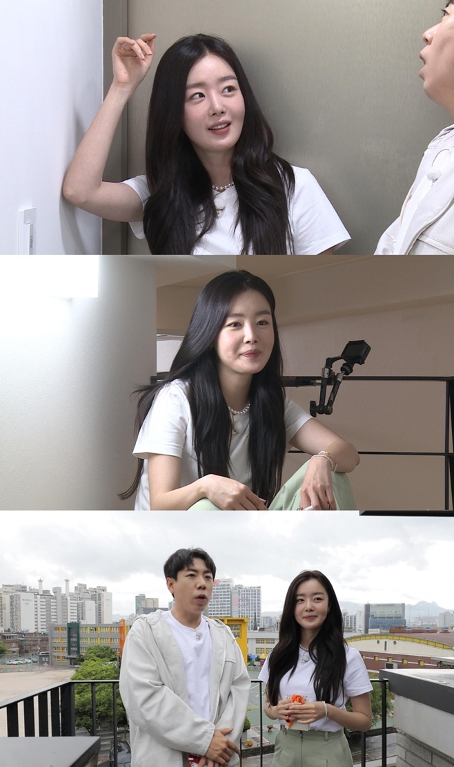 Actor Han Sun-hwa starts Lets on Where is My Home.Actor Han Sun-hwa will go on to find a sale in MBC Where is My Home (hereinafter referred to as Homes) which will be broadcast on the 13th.On this day, a single-person household who finds a job for sale by frequent early morning work appears as The Client.The Client, who is currently working as a makeup artist, often uses Taxi because of his job characteristics.The Client said he decided to move to the Seoul area with a taxi ratio of less than 10,000 won to Apgujeong Rodeo Station, where he had a job, and hoped for a multi-layered One Room or a segregated One Room that could separate space.In addition, it needed space to store various beauty products and BTS Goods.The budget was 40 million won for the deposit and 800,000 won for the monthly rent. If the house is good, the charger can be up to 200 million won.The Deok team is told by actor Han Sun-hwa as Lets start, where Han Sun-hwa says he has lived in a variety of styles of homes, saying he is nine years independent.He says it is his hobby to go to the house, and confesses that the director is constitutional.Han Sun-hwa is attracting attention by saying that moving up the quality of life and arranging furniture is fun.In addition, recently, he said that climbing has improved, and he wants to live in a house near the mountain.Han Sun-hwa is also an actor who wants to introduce as a Homes co-ordinator, and recommends Ji Jin-hee to attract attention.I think youll be careful because youre strong and responsible, Han Sun-hwa says, and Boom opens his arms and announces his welcome.The co-ordinators of the team ask Boom, Are you going to dance to Ji Jin-hee?Boom is not interested in it, and it is the back door that made the studio into a laughing sea by saying, There is a rumor that Ji Jin-hee is good at backdown.Han Sun-hwa, who started Lets with Yang Se-chan as a seongdong district, said that he was a resident of Oksu-dong in Seongdong district in the past.Han Sun-hwa emphasizes that this sale is a pretty house that is introduced in a house book, and it has a unique structure that takes only seven months to design.Yang Se-chan and Han Sun-hwa present chemi that was nowhere to be seen.The two men who looked around for sale had a nervous battle over the Interiors deployment for The Client.In addition, Han Sun-hwa is the back door that he has carefully examined the position of the students from the double-story stairs to the toilet tile color and showed off the aspect of the 9th year of independence.