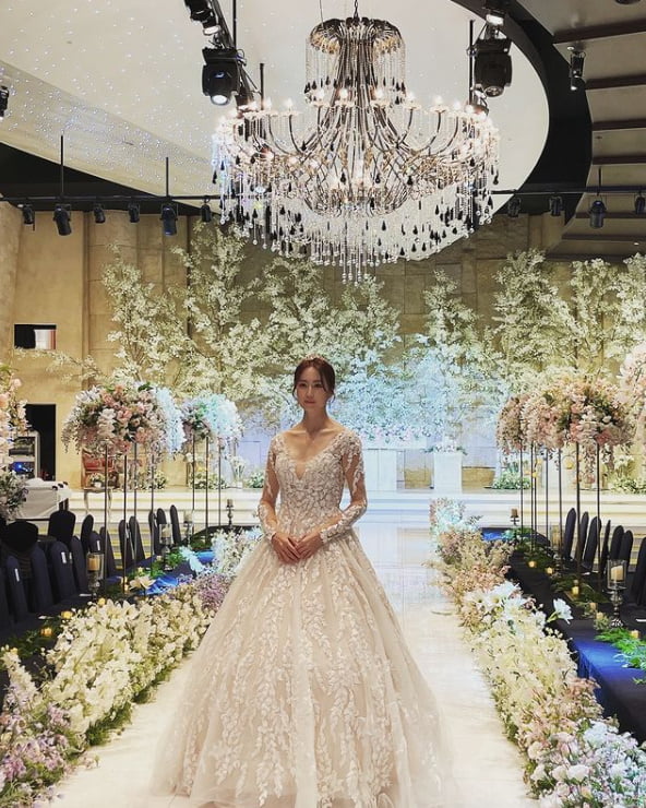 Actor Hong Eun Hee showed off his Gowoon figure in a sheer white Wedding DressHong Eun Hee wrote on his Instagram on the 12th, What is going on today? KBS 2TV weekend drama OK Photon is a hashtag.In the photo released together, Hong Eun Hee spewed a beautiful figure in a pure white Wedding Dress at the wedding hall.This is a scene in Okei photon, and in the play, Lee Kwang-nam (Hong Eun Hee) is planning to marry by being deceived by a fraudster Hwang Chun-gil (Seo Do-jin), and is burning the audiences soy sauce.OK Photon is broadcast every Saturday and Sunday at 7:55 pm.a fairy tale that children and adults hear togetherstar behind photoℑat the same time as the latest issue