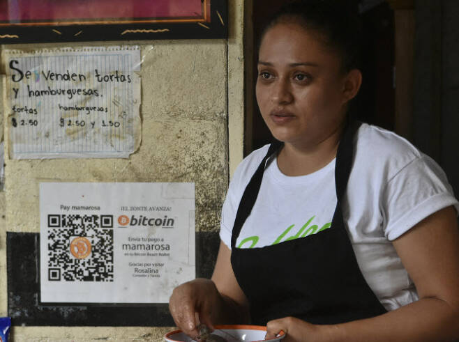 비트코인을 법정통화로 인정하기로 한 엘살바도르 한 상점에 비트코인으로 결제할 수 있다는 안내문이 붙어 있다(사진=AFP)