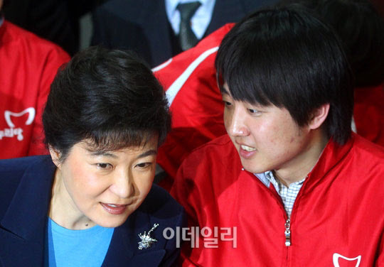 지난 2012년 4월 11일 제19대 총선 개표 당시 서울 여의도동 새누리당 선거 종합상황실에서 박근혜(왼쪽) 새누리당 중앙선거대책위원장과 이준석 비상대책위원이 이야기를 나누고 있다 (사진=이데일리DB)