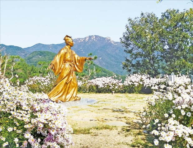 서포 김만중 유배지 남해 노도 ‘문학의 섬’에 조성된 구운몽 공원의 팔선녀 조각상.