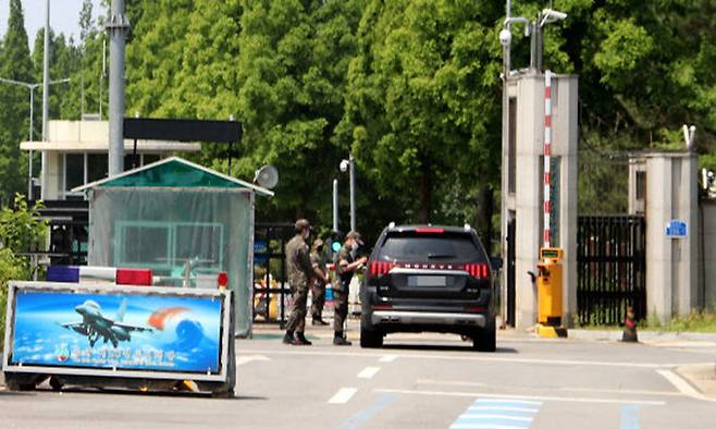 공군 여성 부사관 성추행 피해자 사망사건이 발생한 충남 서산 공군 20전투비행단 정문에서 지난 9일 병사들이 출입 차량을 통제하고 있다. 연합뉴스