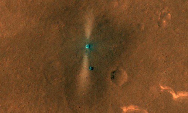 미 화성정찰위성이 촬영한 주룽(아래 점)과 착륙플랫폼의 모습. 사진=NASA/JPL/UARIZONA