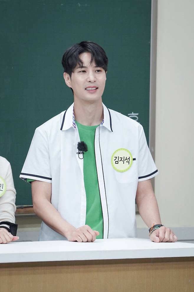 According to JTBC on December 12, JTBC entertainment program Knowing Bros will feature JTBC new drama Monthly House starring actors Chae Jung-an, Kim Ji-seok and Jung So-min as former students.In the recent Knowing Bros shooting, Kim Ji-Seok attracted attention by introducing his past relationship with Knowing Bros member Kang Ho-dong.He said Kang Ho-dong made his entertainment character Bad Boy during the MTV Video Music Award for Best New Artist.As soon as the episode seemed to end with a warm hearted story, Kim Ji-seok laughed at the end of the story by mimicking the appearance of Kang Ho-dong, who had manipulated him (?).Kim Ji-seok also likened the appearance of Kang Ho-dong at the time to like a racehorse and gained sympathy from everyone.
