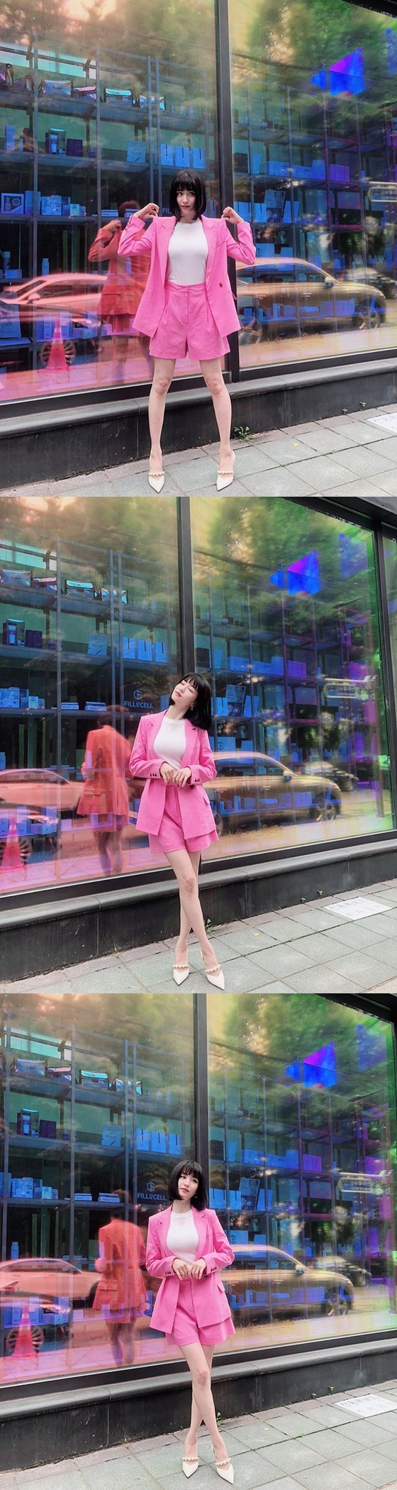 Park Ha-sun posted three photos on his instagram on the 12th with an article entitled Too Favorite Program Recorded, a Fever Day.Park Ha-sun in the public photo is wearing a Hot Pink jacket and pants. He completes the Hot Pink and White look and attracts attention.Meanwhile, Park Ha-sun has appeared in the film Confession and is currently working as a DJ for SBS Radio Power FM (played by Seoul and the match 107.7MHz) Cinetown of Park Ha-sun.