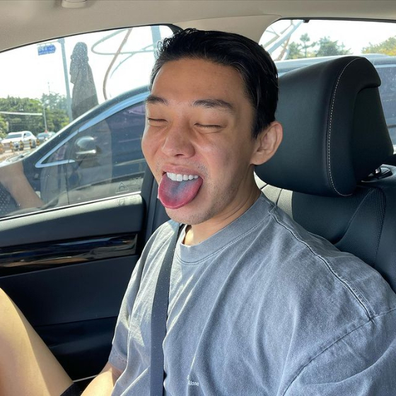 Yoo Ah-in posted a picture on his instagram on Wednesday with Blue Heart emoticons.In the photo, Yoo Ah-in is in the car with his eyes closed and his tongue out. His humorous appearance is focused.Meanwhile, Yoo Ah-in stars in the films Winning and High Five.
