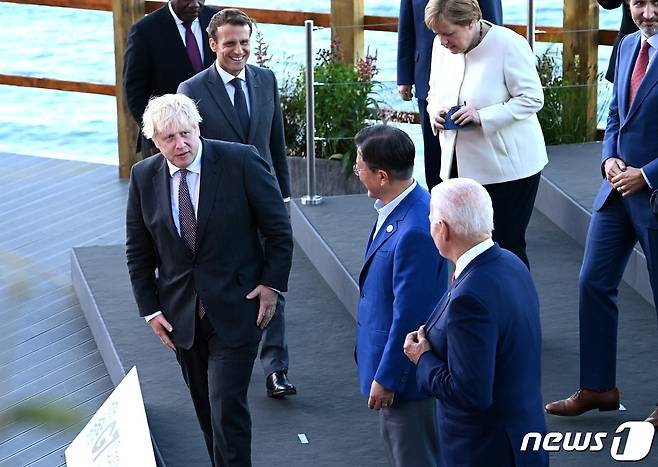 G7 정상회의 참석차 영국 콘월을 방문 중인 문재인 대통령이 G7 정상들과 기념촬영을 하고 있다. 문 대통령(가운데) 왼쪽에 보리슨 존슨 영국 총리, 오른쪽에는 조 바이든 미국 대통령. (청와대 페이스북 갈무리) © 뉴스1