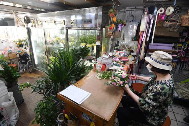 홍정희씨가 세 들어 있어 서울 명동의 꽃 가게에서 꽃 다듬고 있다. 홍인기 기자