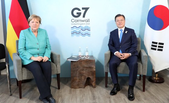 주요 7개국(G7) 정상회의에 참석한 문재인 대통령이 12일(현지시간) 영국 콘월 카비스베이 양자회담장에서 앙겔라 메르켈 독일 총리를 만났다. 연합뉴스