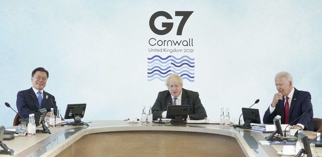 문재인 대통령이 12일(현지시간) 영국 콘월 카비스베이에서 열린 G7 확대회의 1세션에 참석해 영국 보리스 존슨 총리의 발언을 듣고 있다. 왼쪽부터 문 대통령, 영국 보리스 존슨 총리, 미국 조 바이든 미국 대통령. 뉴시스