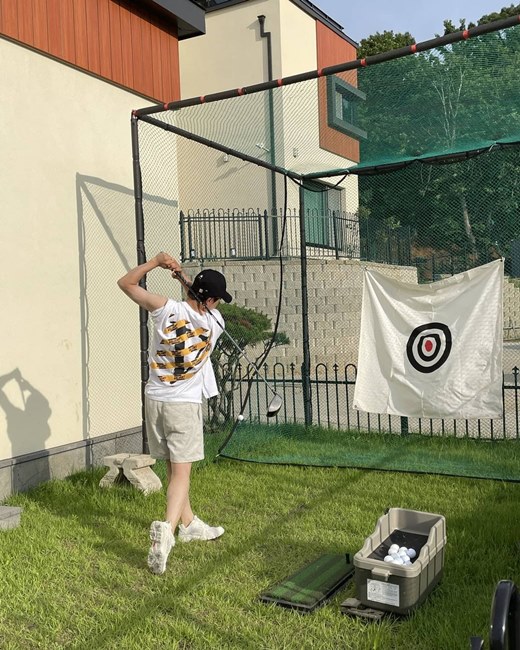 Comedian Park Sung-Kwang has made Golf Romang a reality.Park Sung-Kwang wrote on his Instagram account on Thursday: Do #Golftude in House!!!# Romang realization division action  How are you playing well? The photo shows Park Sung-Kwang, who is wearing a Golf tude in a large yard.The netizens who watched this commented on House is so good, Pinish posture is good and besides are so cool.Meanwhile, Park Sung-Kwang married Isoli in August last year.