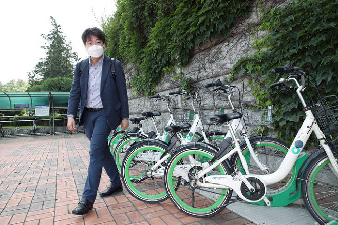 국민의힘 이준석 대표가 13일 공유형 자전거 따릉이를 세운 뒤 국회에 출근하고 있다. 공동취재사진
