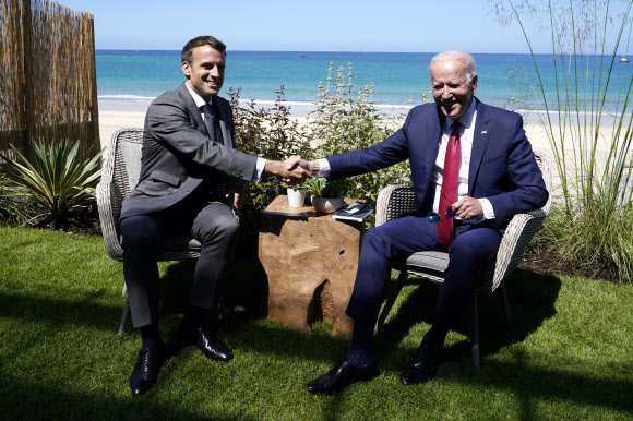 12일(현지시간) 양자회담을 갖은 조 바이든 미국 대통령(오른쪽)과 에마뉘엘 마크롱 프랑스 대통령. AP