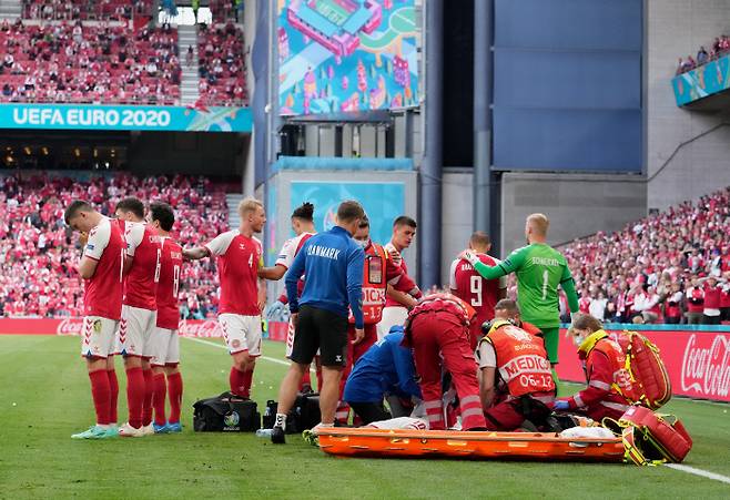 크리스티안 에릭센이 유럽축구선수권대회 핀란드전에서 의식을 잃고 쓰러지자 의무진이 심폐소생술을 시도하고 있다. 게티이미지코리아
