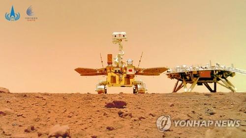 중국 국가우주국이 11일 공개한 화성 탐사 로버 주롱(왼쪽)과 착륙 플랫폼 사진 [EPA=연합뉴스]