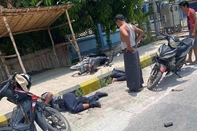 시민방위군(PDF)의 공격을 받은 미얀마 경찰들이 쓰러진 모습. [미얀마 나우 캡처. 재판매 및 DB 금지]