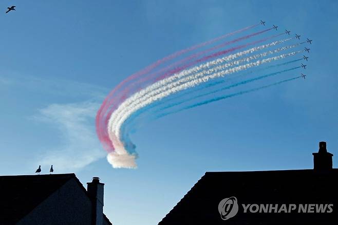 G7 정상회의 축하 비행하는 영국 공군 곡예 비행단 (카비스 베이 AFP=연합뉴스) 주요 7개국(G7) 정상회의가 열린 영국 콘월주 카비스 베이 상공에서 12일(현지시간) 영국 공군 곡예 비행단 '레드 애로우'가 축하 비행을 하고 있다. 신종 코로나바이러스 감염증(코로나19) 사태 이후 거의 2년 만에 열린 이번 G7 정상회의는 11일 개막해 13일까지 이어진다. sungok@yna.co.kr