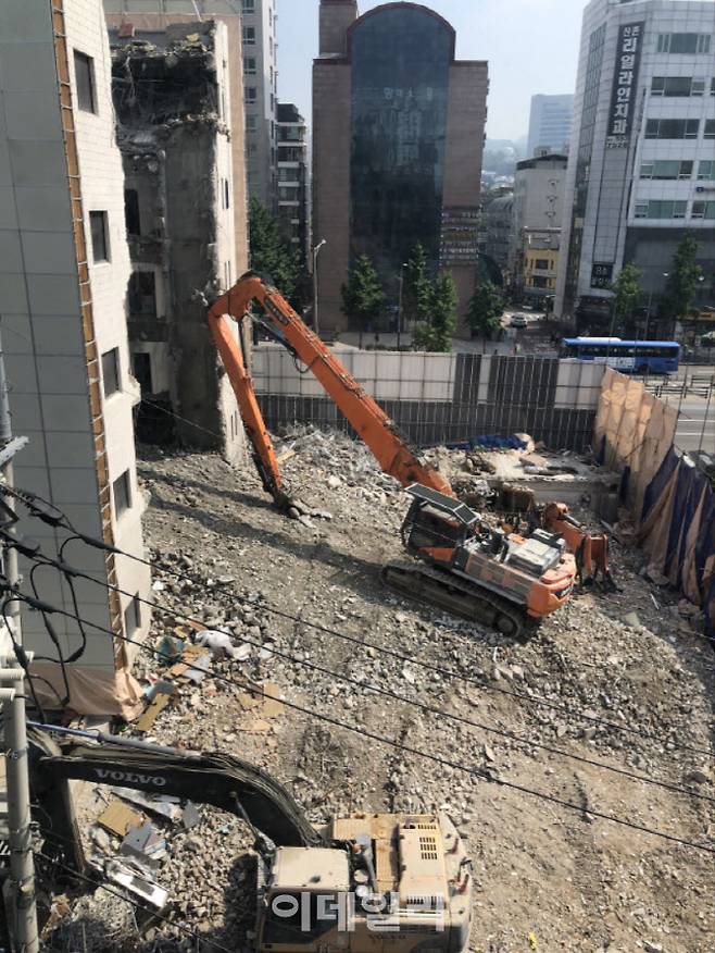 서울 마포구 노고산동 49-29외 4개의 건물 철거 현장으로 6층 규모의 건물이 중간 부분부터 철거가 시작되면서 양쪽 기둥에 의지한 채 서 있는 모습이다.(사진= 이상원 기자)