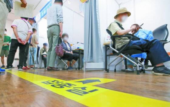 12일 오후 서울 강동구 예방접종센터에서 어르신들이 백신을 접종받고 있다. [연합뉴스]