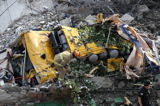 지난 9일 오후 광주 동구 학동의 한 철거 작업 중이던 건물이 무너져 내리며 시내버스 등이 매몰됐다. 사진은 사고 현장에서 119 구조대원들이 구조 작업을 펼치는 모습. 연합뉴스