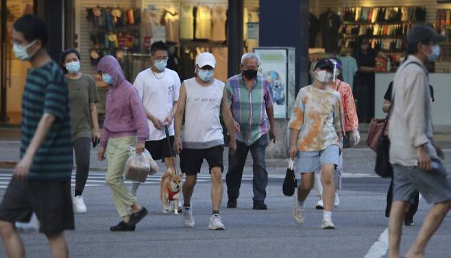 최근 들어 코로나19 환자가 급증하는 대만 수도 타이베이에서 11일 예방을 위해 마스크를 착용한 시민들이 도로를 건너고 있다. /AP=뉴시스