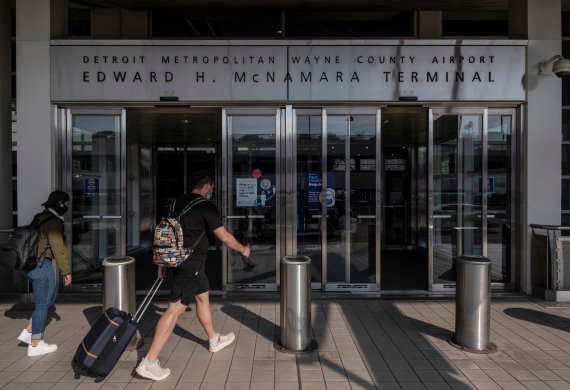 미국 미시간주의 디트로이트 메트로폴리탄 웨인카운티공항에서 12일(현지시간) 여행객들이 입구로 들어서고 있다.로이터뉴스1