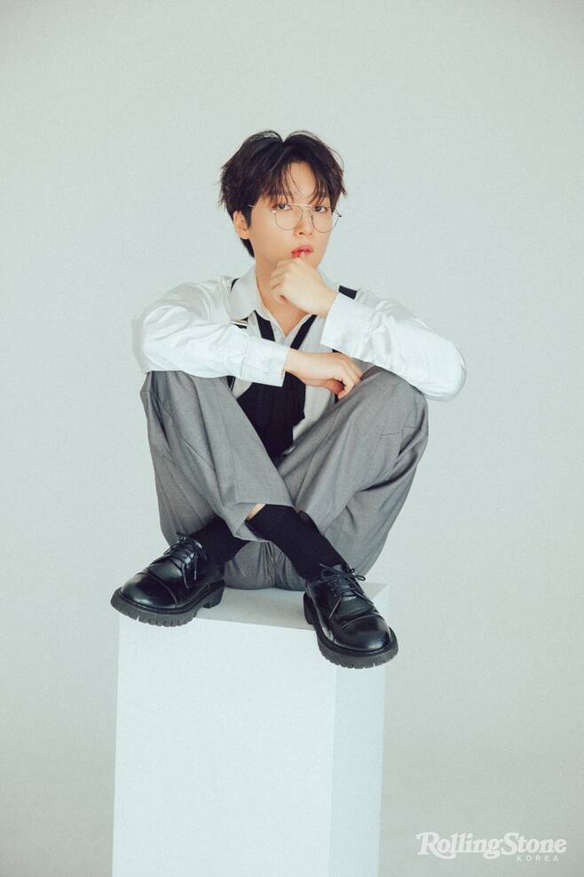 Jeong Se-woon boasted of the growing artist aspect.On the 15th, Music magazine Rolling Stone Korea released a picture cut with Jeong Se-woon.Jeong Se-woon in the picture shows a visual that is watered with a combination of glasses, shirts and suspenders.In addition, on the same day, the Rolling Stone Korea photo shoot scene behind the cut, which was unveiled through the official post of Starship Entertainment, is attracting fans attention with its professional aspect with colorful poses.Especially, Jeong Se-woon showed his authenticity about Music as well as pleasant charm with interview with Rolling Stone Korea.Ive been quiet and busy lately, said Jeong Se-woon, who revealed the pros and cons of self-production, I really liked being able to contain all the stories I want to contain in my album, and it was hard to decide which story to tell first because there are so many stories I want to tell.He then cited Be A Fool (non-full) in Music album 24 PART 2 as his most popular song for the song, This song can probably be expressed in one sentence.If you have not been able to see the shape of Jeong Se-woon in the past, the music of Jeong Se-woon seems to have a certain solid form of this.I think it can change anytime, of course, and I like my shape now. I also expressed my belief about my own music world that I have built so far.Jeong Se-woon, who has been promoting the charm of The Artist, who is growing gradually with his interview with Rolling Stone Korea, is meeting with the public through participation in Drama OST, SBS Moby Dick web entertainment Strength Meet Season 3, KBS Cool FM Raise the Volume of Strong Hanna, SBS PowerFM Kim Young-chuls PowerFM The YouTube channel plans to continue communicating with fans by releasing groundbreaking content in the cover video category called FOREST.Interview, which contains more diverse stories of Jeong Se-woon, can be found on Rolling Stone Korea 2 and the official YouTube channel published on the 15th.iMBC  Photo Offering Rolling Stone Korea, Starship
