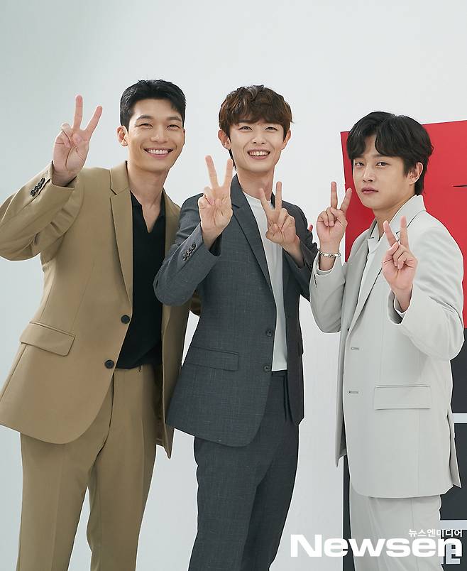 Actor Kim Min-Seok, Wi Ha-joon and Jeong won-chang attend the online production presentation of Tving original movie Shark: The Bigginning on the morning of June 15 and have photo time.Photo Provision: CJ ENM