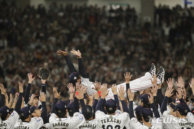 【도쿄=AP/뉴시스】일본 야구 대표 선수들이 17일 일본 도쿄돔에서 막을 내린 2019 세계야구소프트볼연맹(WBSC) 프리미어12 결승전에서 대한민국에 5-3 역전승을 거둬 우승한 후 이나바 아츠노리 감독을 헹가래 치고 있다. 2019.11.17.