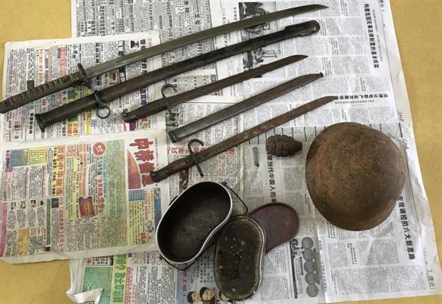 봉오동 전투 현장에서 주민들이 습득해 보관 중인 일본도와 철모, 수류탄.최운산장군기념사업회 제공
