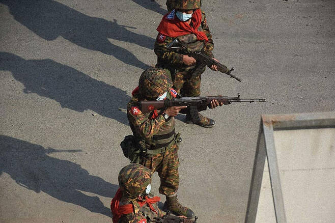 5월29일 미얀마 카야주에서 쿠데타 군부의 군인이 난민촌을 향해 총구를 겨누고 있다. ⓒMPA