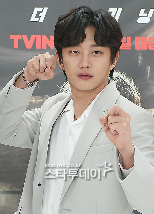 Actor Kim Min-Seok has a photo time at the production presentation of the Tving original action film Shark Tale: The Bigginning held on Online Live on the morning of the 15th.