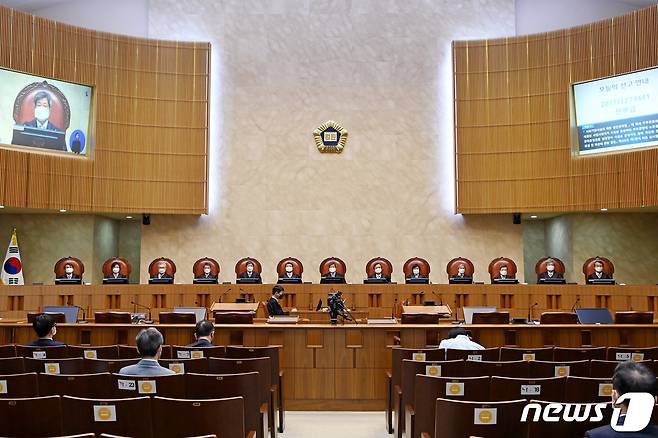 김명수 대법원장을 비롯한 대법관들이 5월6일 오후 서울 서초구 대법원에서 열린 전원합의체 선고에 참석해 있다. . (대법원 제공) 2021.5.6/뉴스1
