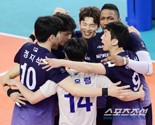 2020~2021시즌 V리그 남자부 챔피언결정전에서 우승한 대한항공 선수들이 얼싸 안고 기뻐하고 있다. 스포츠조선DB
