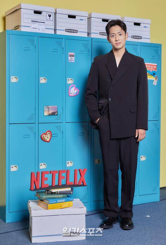 배우 신현승이 16일 오전 온라인 생중계로 진행된 넷플릭스 시리즈 '내일 지구가 망했버렸으면 좋겠어' 제작발표회에 참석해 포토타임을 갖고 있다. '내일 지구가 망했버렸으면 좋겠어'는 오늘도 정답없는 하루를 사는 국제 기숙사 학생들의 사랑과 우정, 웃음을 담아낸 단짠 청춘 시트콤으로 오는 18일 공개된다. (사진제공 : 넷플릭스)