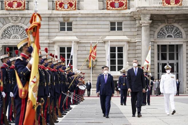 스페인을 국빈 방문 중인 문재인 대통령이 15일(현지시간) 스페인 마드리드왕궁에서 열린 공식 환영식에 참석해 펠리페 6세 스페인 국왕과 함께 의장대 사열을 받고 있다. [사진=뉴시스]