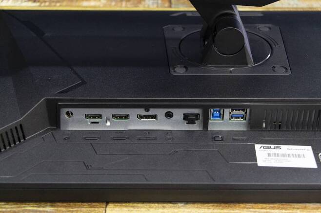 좌측부터 HDMI 2개, DP 1개, 오디오 단자, USB 3.0 B타입 포트, A타입 포트 2개로 구성돼있다. 출처=IT동아