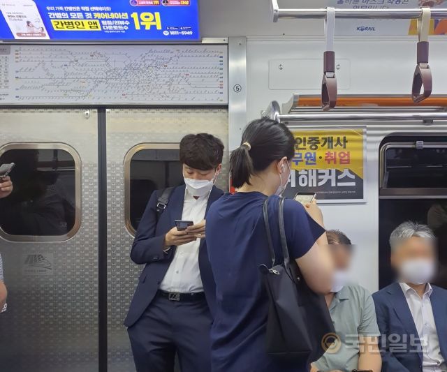 이준석 국민의힘 당 대표가 16일 지하철 4호선에서 휴대폰으로 기사를 보고 있다. 강보현 기자