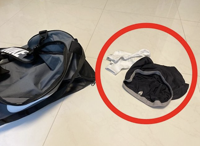 새로 구입한 가방에서 누군가 입던 속옷이 나왔다며 올린 후기 사진 / 온라인 커뮤니티 캡처