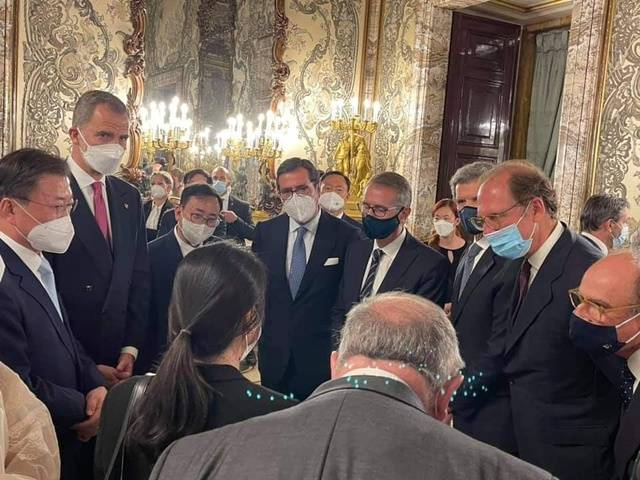 박용만 두산인프라코어 회장이 15일(현지시간)자신의 페이스북에 올린 스페인 마드리드 왕궁에서 열린 펠리페6세 국왕 내외 주최 국빈만찬 사진(사진=박용만 회장 페이스북) *재판매 및 DB 금지