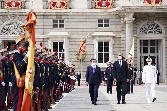 문 대통령이 스페인 마드리드 왕궁에서 열린 공식 환영식에 참석해 펠리페 6세 스페인 국왕과 함께 의장대 사열을 하고 있습니다.