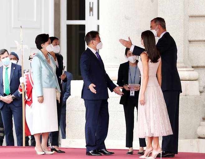 마드리드 왕궁에서 열린 공식 환영식에서 문 대통령과 펠리페 6세 국왕이 대화를 나눴습니다.