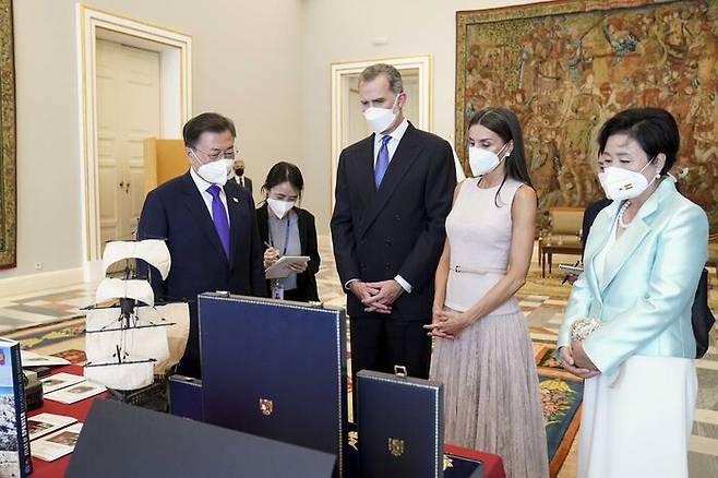 문 대통령 부부가 스페인 마드리드왕궁에서 열린 공식 환영식에서 펠리페 6세 국왕과 선물 교환을 했습니다.