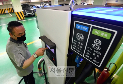 15일 서울 중구에 설치된 전기차 충전시설을 한 시민이 이용하고 있다. 다음달부터 전기차 충전용 전력에 부과하는 전기요금 기본요금 할인율이 낮아지면서 전기차 충전요금이 오른다.박지환 기자 popocar@seoul.co.kr