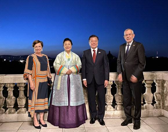 오스트리아 독립선언 장소서 기념촬영 - 오스트리아를 국빈 방문한 문재인 대통령이 14일(현지시간) 김정숙 여사와 빈 벨베데레궁에서 열린 국빈 만찬에 참석해 궁 내 오스트리아 독립선언 장소에서 알렉산더 판데어벨렌 오스트리아 대통령 내외와 기념사진을 촬영하고 있다.빈 연합뉴스