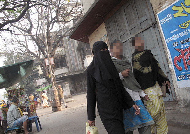 인도 콜카타에서 어머니와 길을 걷는 10대 소녀들. 기사 내용과 무관함./123rf 자료사진