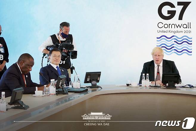 G7 정상회의 참석차 영국을 방문 중인 문재인 대통령이 13일(현지시간) 영국 콘월 카비스베이에서 열린 기후변화 및 환경' 방안을 다룰 확대회의 3세션에 참석하고 있다. (청와대 페이스북) 2021.6.13/뉴스1